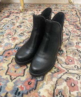 Stivaletti neri con borchie