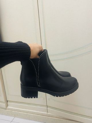 Stivaletti neri con borchie