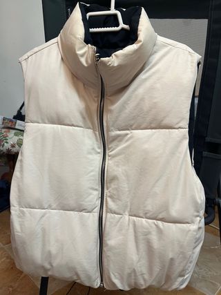 Chaleco reversible negro y beige