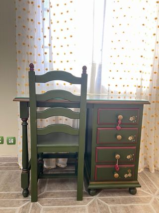 Dormitorio juvenil madera maciza decorado a mano