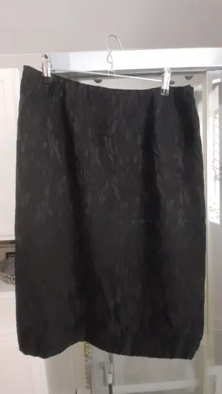 Falda negra confeccionada alta costura