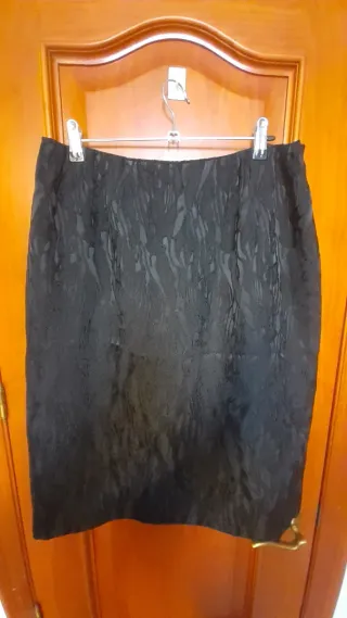 Falda negra confeccionada alta costura