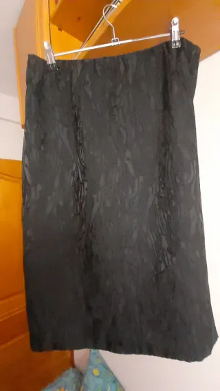 Falda negra confeccionada alta costura
