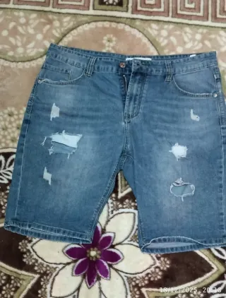 Pantalón vaquero corto con rotos