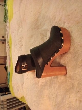 Zuecos Shellys London Negros con Hebilla Dorada