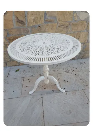 Mesa de jardín blanca redonda con sus 2 sillas