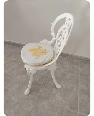 Mesa de jardín blanca redonda con sus 2 sillas