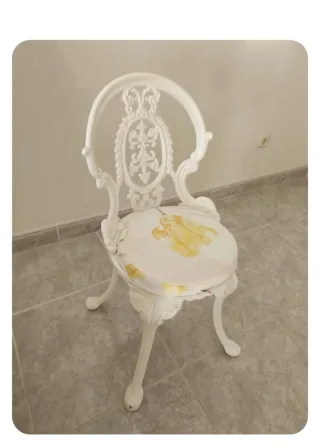 Mesa de jardín blanca redonda con sus 2 sillas