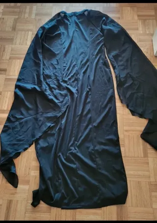 Vestido largo negro con mangas de estilo único.