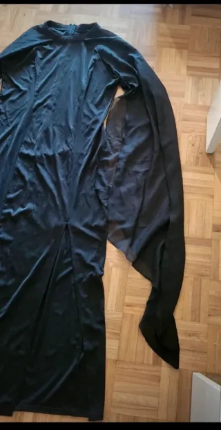 Vestido largo negro con mangas de estilo único.