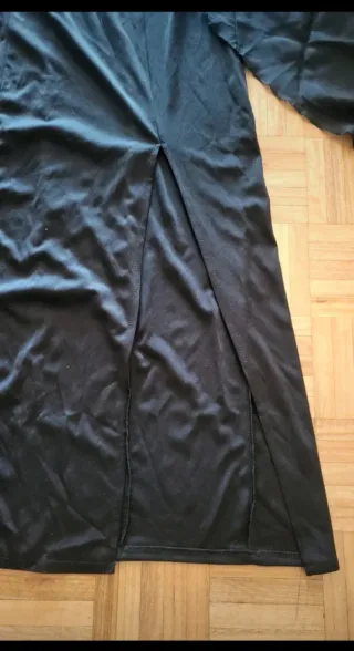 Vestido largo negro con mangas de estilo único.