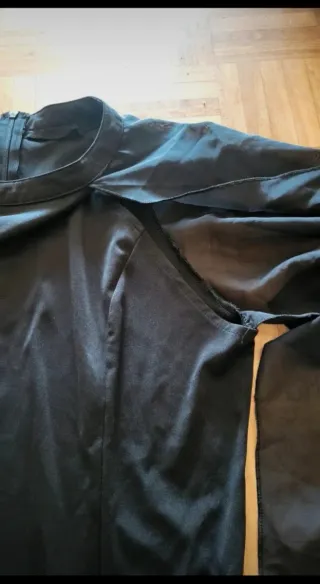 Vestido largo negro con mangas de estilo único.