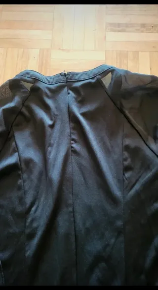 Vestido largo negro con mangas de estilo único.