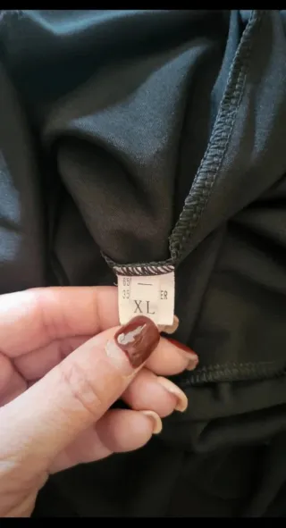 Vestido largo negro con mangas de estilo único.