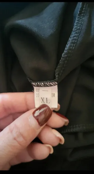 Vestido largo negro con mangas de estilo único.