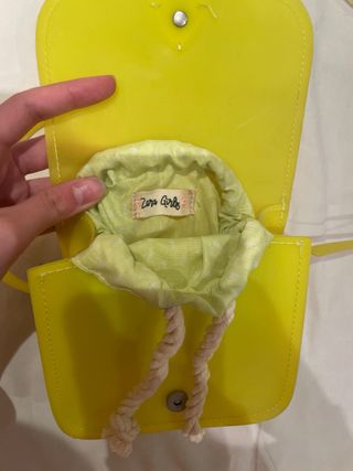 Bolso bandolera amarillo con piña