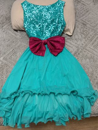 Vestido verde con brillo y lazo fucsia