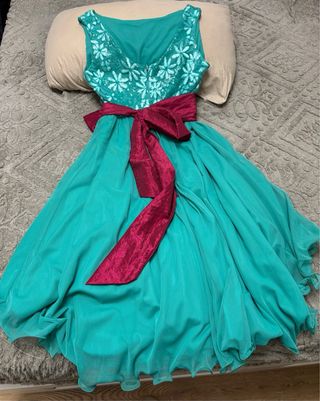 Vestido verde con brillo y lazo fucsia