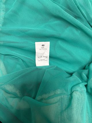 Vestido verde con brillo y lazo fucsia