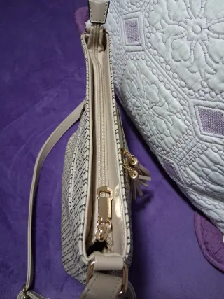 Bolso de hombro beige con logo GH