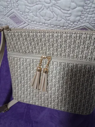 Bolso de hombro beige con logo GH