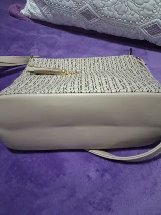 Bolso de hombro beige con logo GH