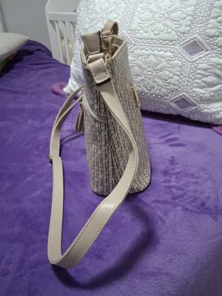 Bolso de hombro beige con logo GH