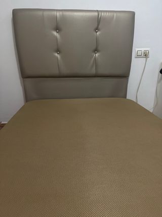 Canapé de madera de tela beige y cabecero 105x190