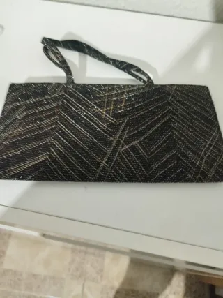 Bolso de mano con diseño geométrico