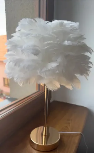 Set n. 2 Lampade con piume artificiali.
