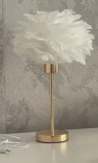 Set n. 2 Lampade con piume artificiali.