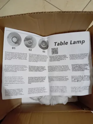 Set n. 2 Lampade con piume artificiali.