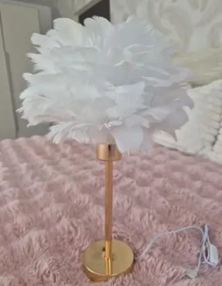 Set n. 2 Lampade con piume artificiali.