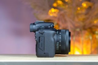 Canon EOS R100 + Obiettivo 18-45mm IS STM