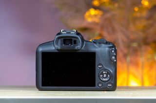 Canon EOS R100 + Obiettivo 18-45mm IS STM