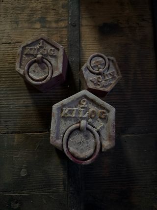 Báscula industrial antigua Vaisse con 3 pesas