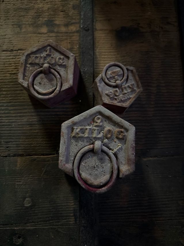 Báscula industrial antigua Vaisse con 3 pesas