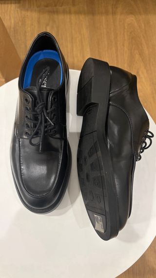 Zapatos de vestir Essentials negros