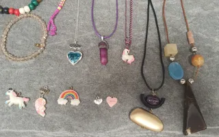 Collares, pulseras y colgantes variados