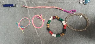 Collares, pulseras y colgantes variados