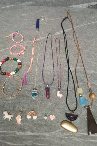 Collares, pulseras y colgantes variados