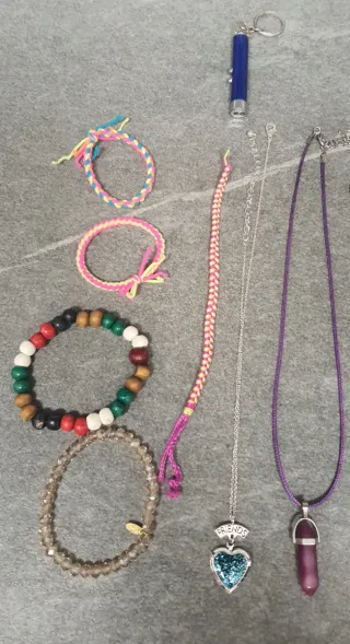 Collares, pulseras y colgantes variados