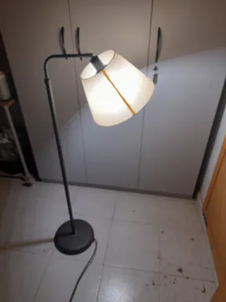 Lámpara de pie extensible metal y tela