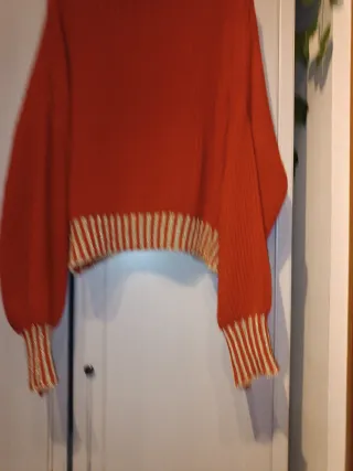 Jersey rojo con detalles dorados en cuello y manga