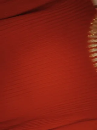 Jersey rojo con detalles dorados en cuello y manga