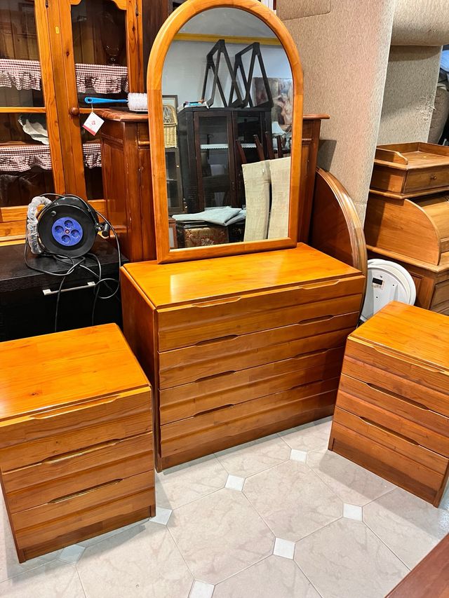 Conjunto dormitorio madera cómoda y mesitas