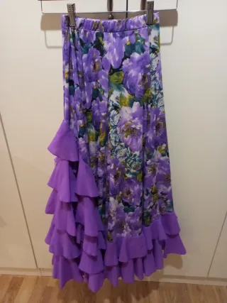 Traje de baile morado con volantes