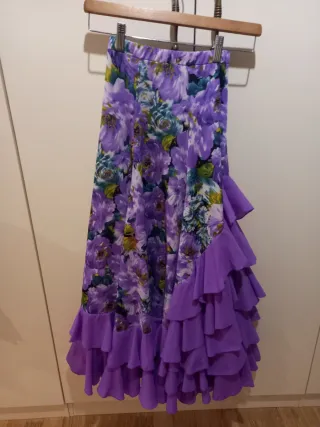 Traje de baile morado con volantes