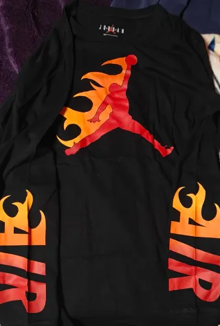 Camiseta Jordan Negra Logo Llamas