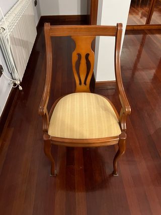 Silla de madera con asiento de tela